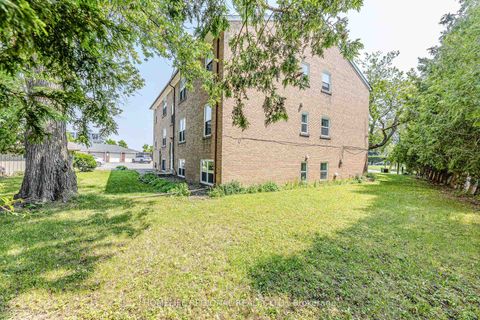 Photo 5 at 50 Cuffley Crescent N, CFB, Toronto