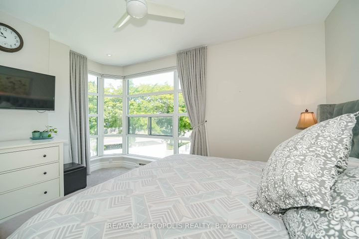 Photo 10 at 201 - 1 Watergarden Way, Bayview Village, Toronto