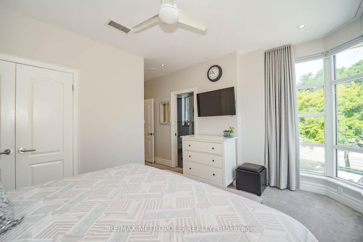 Photo 12 at 201 - 1 Watergarden Way, Bayview Village, Toronto