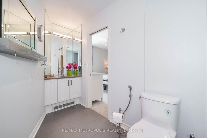 Photo 14 at 201 - 1 Watergarden Way, Bayview Village, Toronto