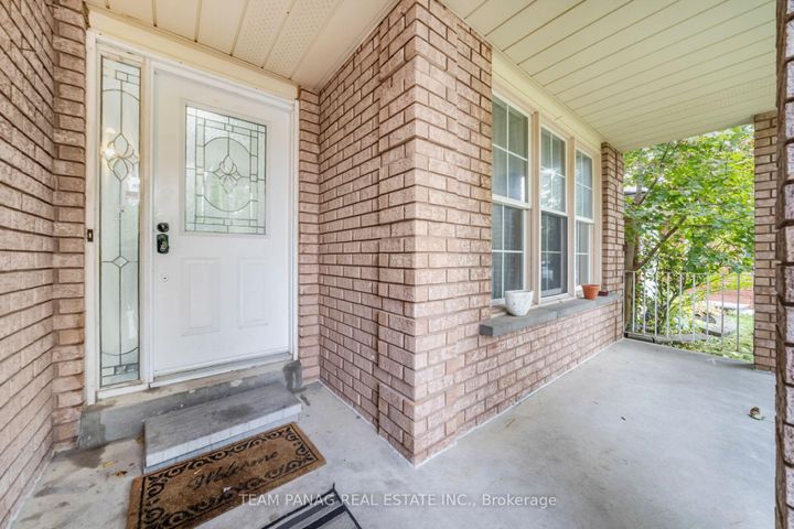 Photo 2 at 6 Coronation Circle, Heart Lake West, Brampton