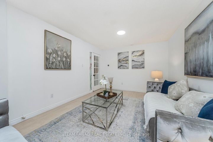 Photo 5 at 6 Coronation Circle, Heart Lake West, Brampton