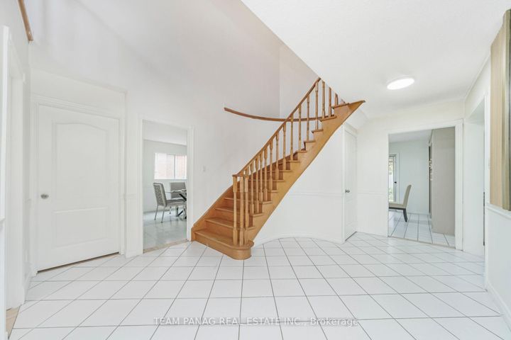 Photo 6 at 6 Coronation Circle, Heart Lake West, Brampton