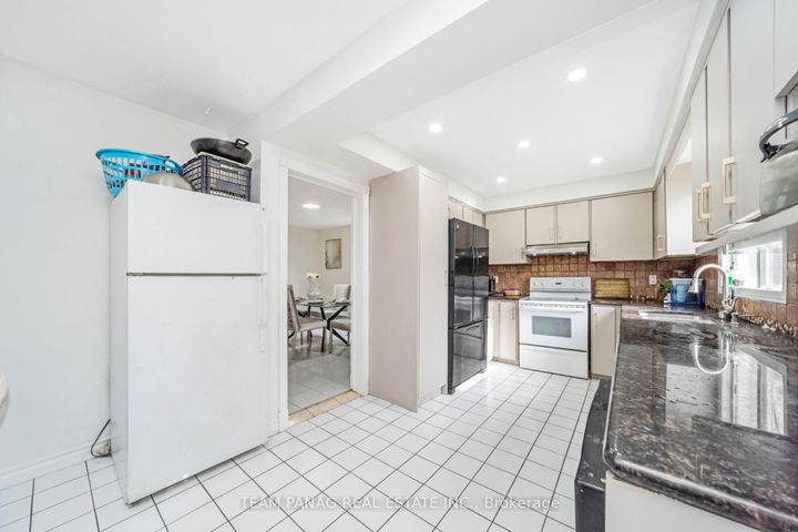 Photo 9 at 6 Coronation Circle, Heart Lake West, Brampton