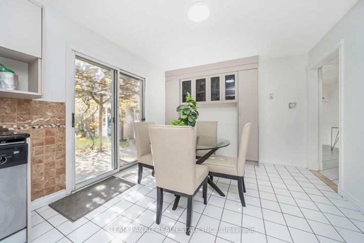 Photo 11 at 6 Coronation Circle, Heart Lake West, Brampton