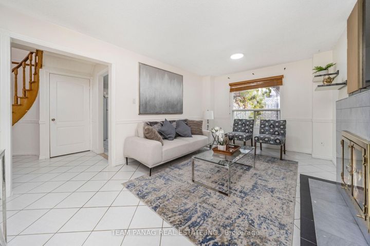 Photo 13 at 6 Coronation Circle, Heart Lake West, Brampton