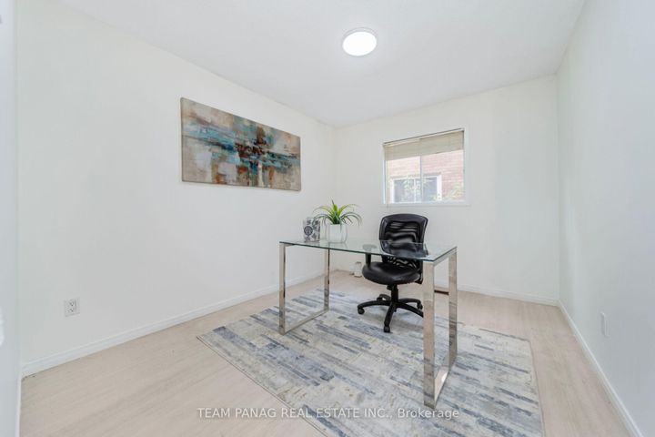 Photo 15 at 6 Coronation Circle, Heart Lake West, Brampton