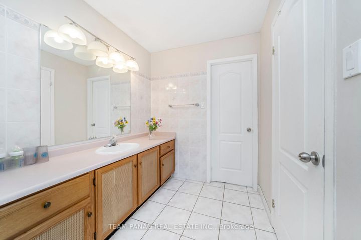 Photo 28 at 6 Coronation Circle, Heart Lake West, Brampton