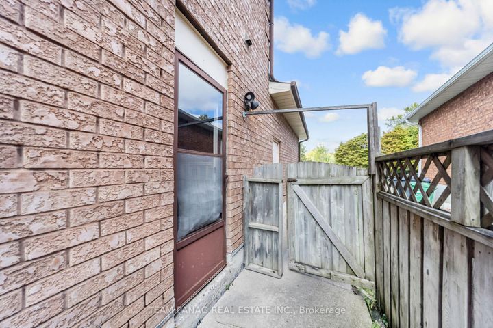 Photo 31 at 6 Coronation Circle, Heart Lake West, Brampton