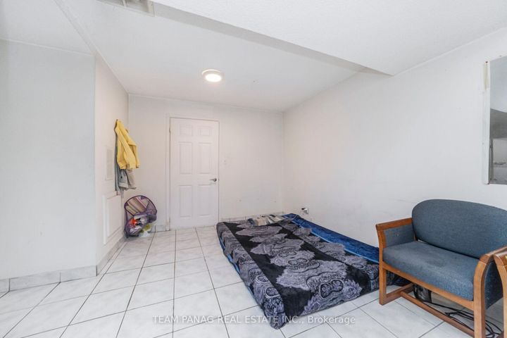 Photo 37 at 6 Coronation Circle, Heart Lake West, Brampton