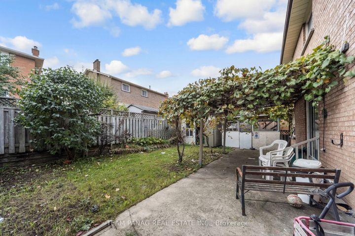 Photo 38 at 6 Coronation Circle, Heart Lake West, Brampton