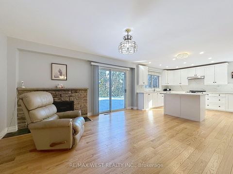 Photo 10 at 20 Foxwood Grove, L'Amoreaux, Toronto