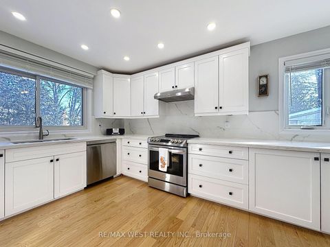 Photo 16 at 20 Foxwood Grove, L'Amoreaux, Toronto