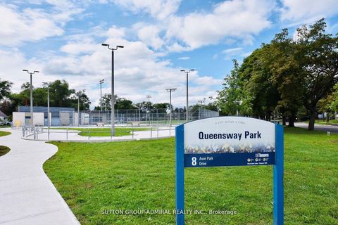 Photo 2 at 404 - 7 Smith Crescent, Queensway, Toronto