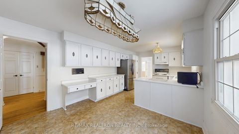 Photo 11 at 8 Blue Grass Drive, Aurora Estates, Aurora