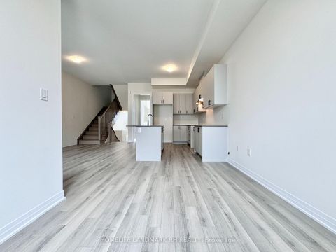 Photo 6 at 10 RUSSEL WICE Avenue, Rural Richmond Hill, Richmond Hill