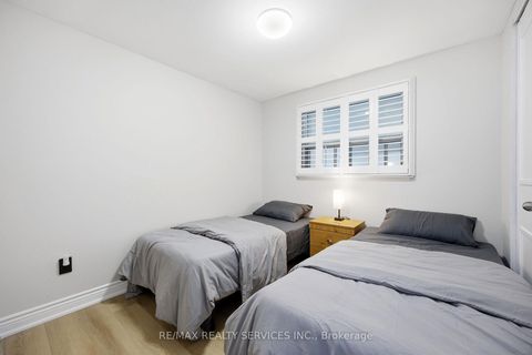 Photo 18 at 17 Avening Drive, Clairville, Toronto