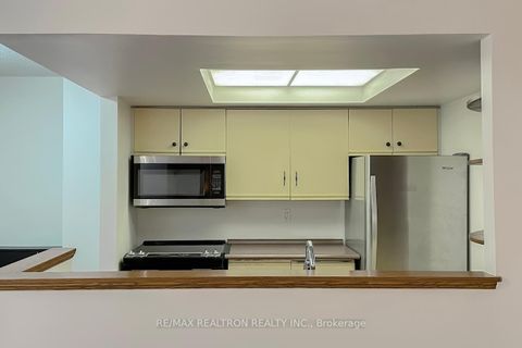 Photo 11 at 402 - 222 The Esplanade Avenue, Waterfront Communities C8, Toronto