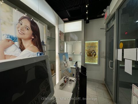 Photo 4 at 36 - 384 Yonge Street, Bay Street Corridor, Toronto