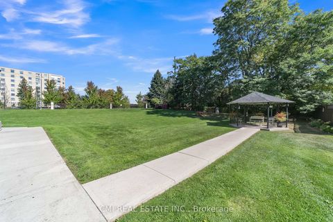 Photo 3 at 805 - 309 Major Mackenzie Drive E, Crosby, Richmond Hill