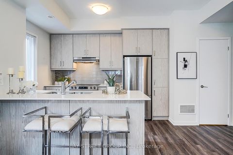 Photo 3 at TH 62 - 31 Honeycrisp Crescent, Vaughan Corporate Centre, Vaughan