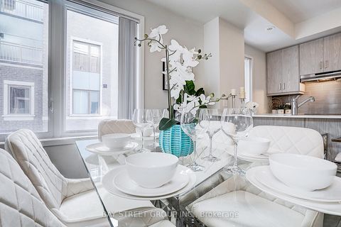 Photo 5 at TH 62 - 31 Honeycrisp Crescent, Vaughan Corporate Centre, Vaughan