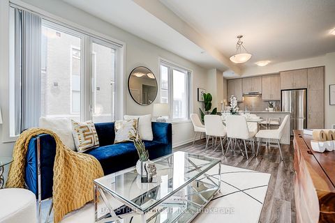 Photo 6 at TH 62 - 31 Honeycrisp Crescent, Vaughan Corporate Centre, Vaughan