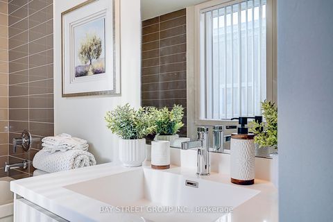 Photo 10 at TH 62 - 31 Honeycrisp Crescent, Vaughan Corporate Centre, Vaughan