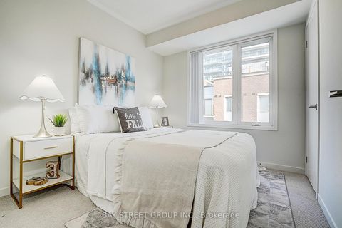 Photo 11 at TH 62 - 31 Honeycrisp Crescent, Vaughan Corporate Centre, Vaughan