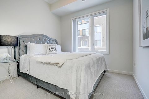 Photo 13 at TH 62 - 31 Honeycrisp Crescent, Vaughan Corporate Centre, Vaughan