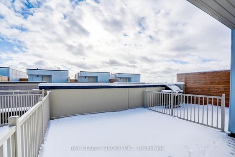 Photo 17 at TH 62 - 31 Honeycrisp Crescent, Vaughan Corporate Centre, Vaughan