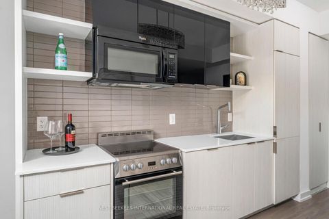 Photo 13 at 303 - 6 Parkwood Avenue, Casa Loma, Toronto