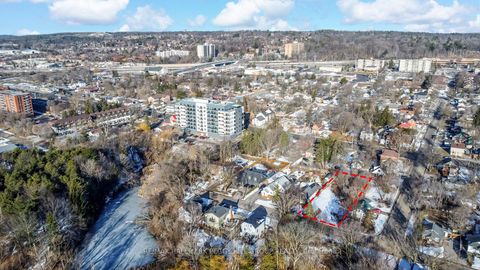 Photo 3 at 40 Perry Street, Queen's Park, Barrie