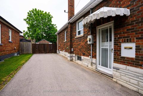 Photo 3 at 96 Oakes Avenue, O'Neill, Oshawa