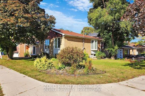 Photo 2 at 212 Goddard Street, Bathurst Manor, Toronto