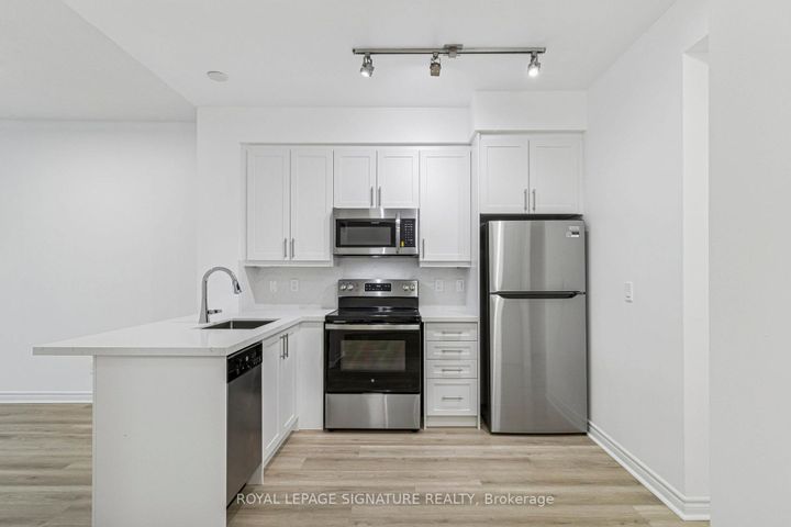 Photo 3 at 226 - 2885 Bayview Avenue, Bayview Village, Toronto