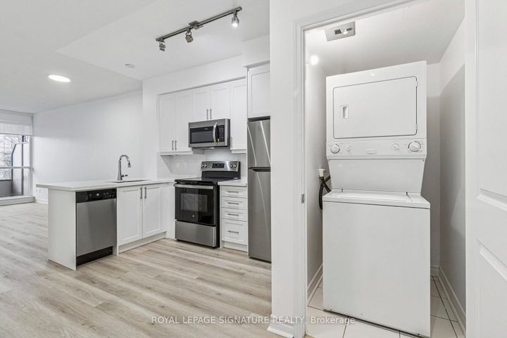 Photo 22 at 226 - 2885 Bayview Avenue, Bayview Village, Toronto