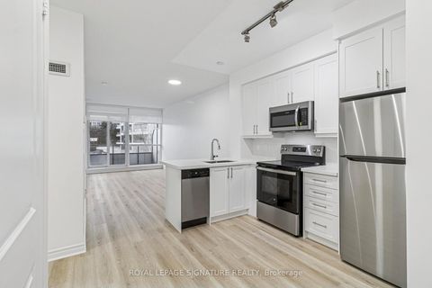 Photo 2 at 226 - 2885 Bayview Avenue, Bayview Village, Toronto