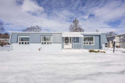 Photo 2 at 4 Linden Lane, Rural Innisfil, Innisfil