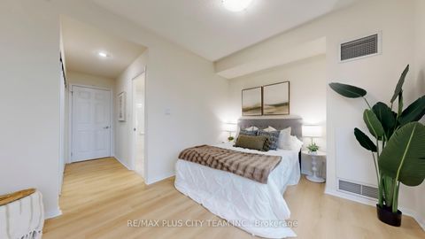 Photo 11 at 2323 - 230 Queens Quay W, Waterfront Communities C1, Toronto