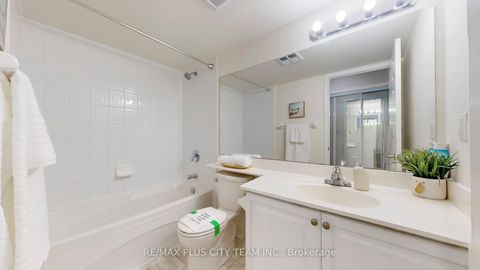 Photo 13 at 2323 - 230 Queens Quay W, Waterfront Communities C1, Toronto