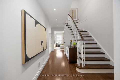 Photo 2 at 10 Norhill Court, Devonsleigh, Richmond Hill