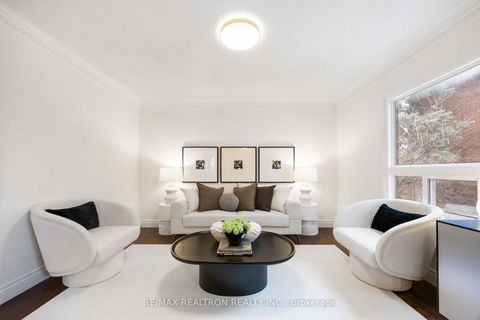 Photo 5 at 10 Norhill Court, Devonsleigh, Richmond Hill