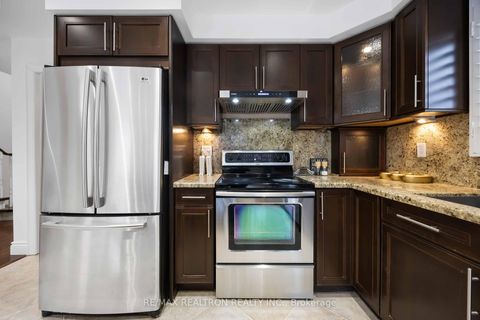 Photo 13 at 10 Norhill Court, Devonsleigh, Richmond Hill