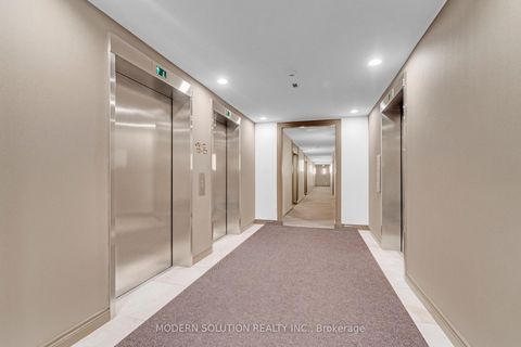 Photo 4 at 426 - 32 Clarissa Drive, Harding, Richmond Hill