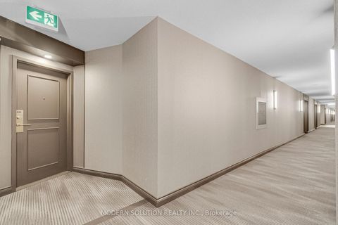 Photo 5 at 426 - 32 Clarissa Drive, Harding, Richmond Hill