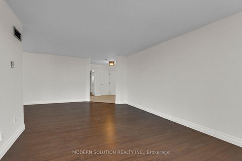 Photo 11 at 426 - 32 Clarissa Drive, Harding, Richmond Hill