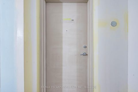 Photo 4 at 402 - 4 Elsinore Path, New Toronto, Toronto