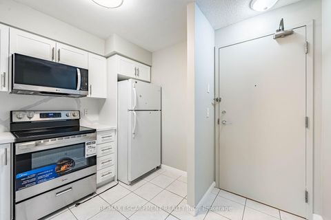 Photo 5 at 402 - 4 Elsinore Path, New Toronto, Toronto