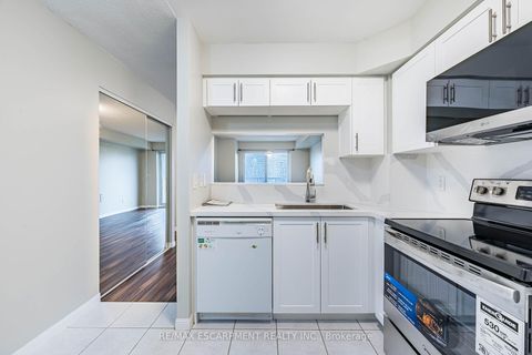 Photo 8 at 402 - 4 Elsinore Path, New Toronto, Toronto